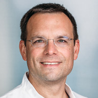 Porträt Christoph Mehl, Oberarzt Klinik für Anästhesiologie und Intensivmedizin, varisano Klinikum Frankfurt Höchst