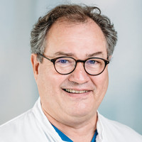 Porträt Dr. med. Jorge Weber, Oberarzt Klinik für Kinderchirurgie, varisano Klinikum Frankfurt Höchst